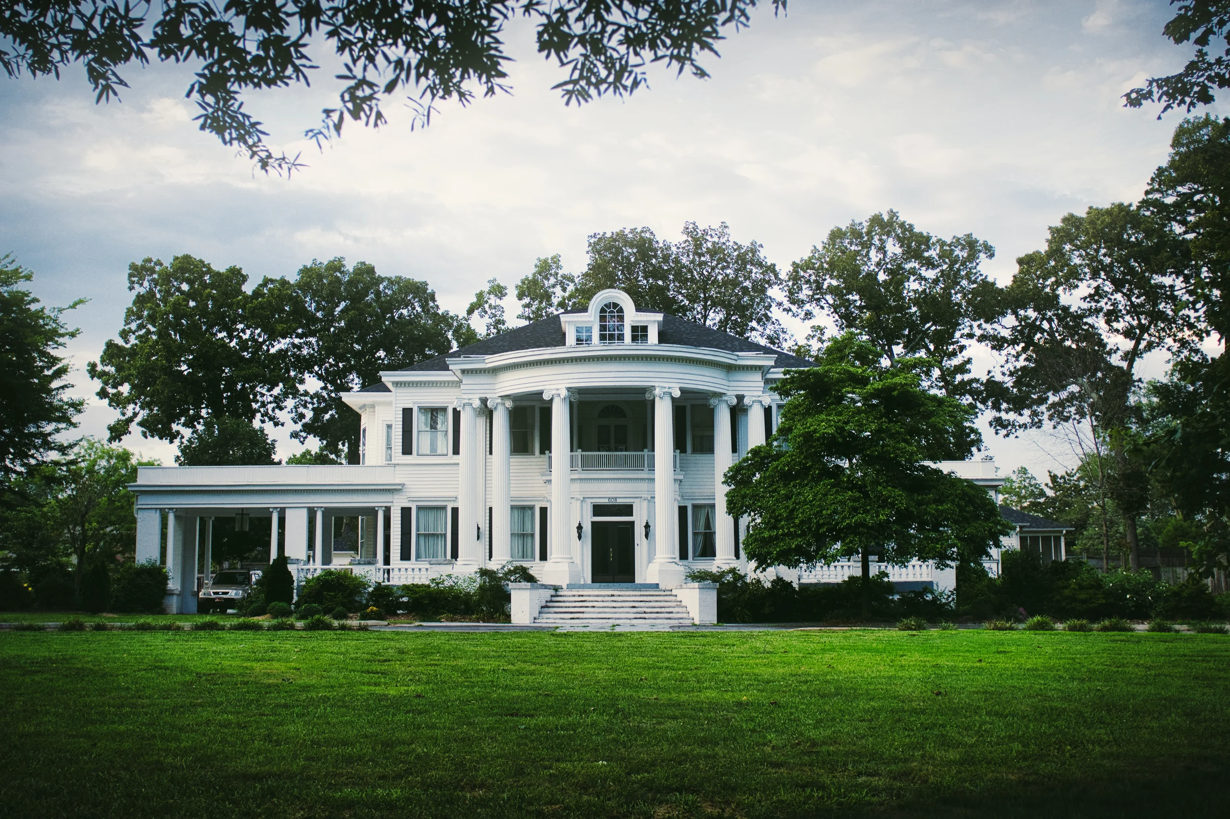 white mansion in the south